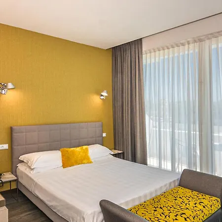 Joseph 3* マリーナ・ディ・ピエトラサンタ