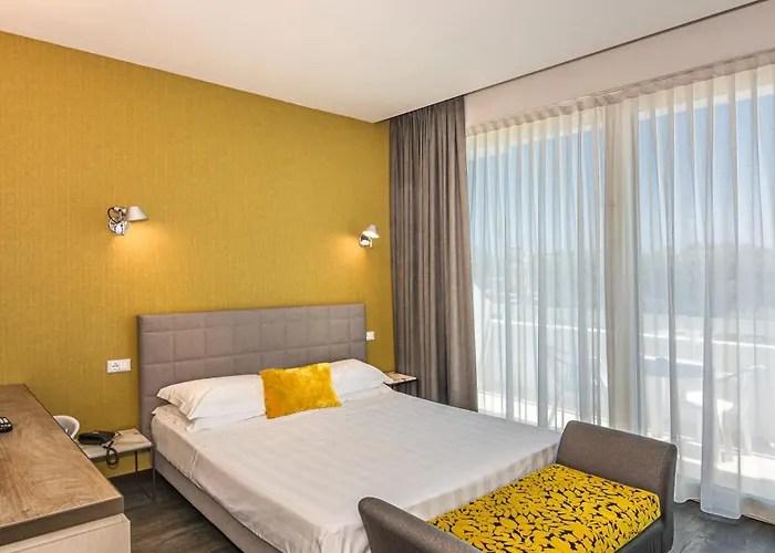 Joseph 3* マリーナ・ディ・ピエトラサンタ